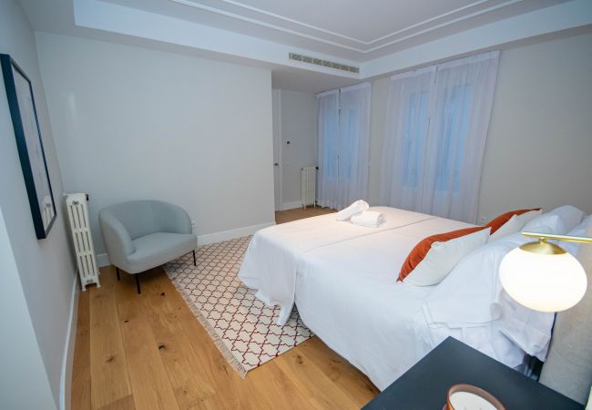 Apartment in Madrid - Luxurious and Elegant Calle Alcalá Madrid Center ALC35