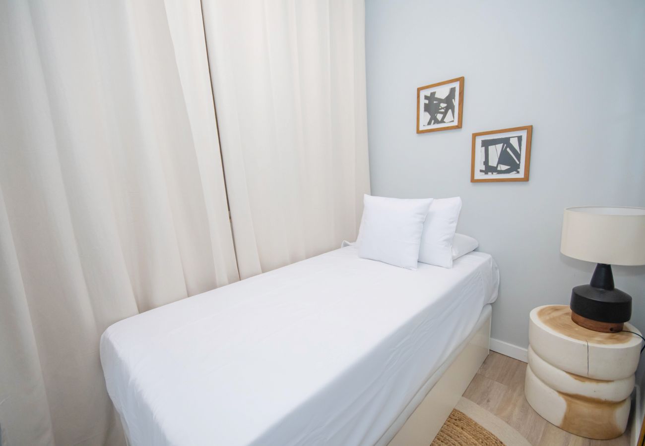 Apartment in Madrid - Luminoso y amplio apartamento en Cuatro Caminos Madrid