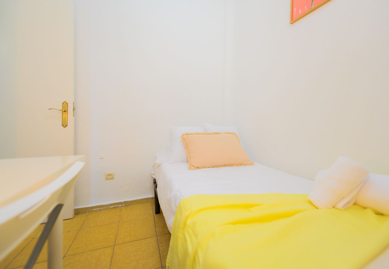 Apartment in Madrid - Spacious Family Apartment with 3 Bright Bedrooms