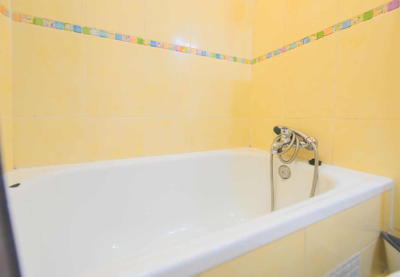 Apartment in Madrid - Spacious Family Apartment with 3 Bright Bedrooms