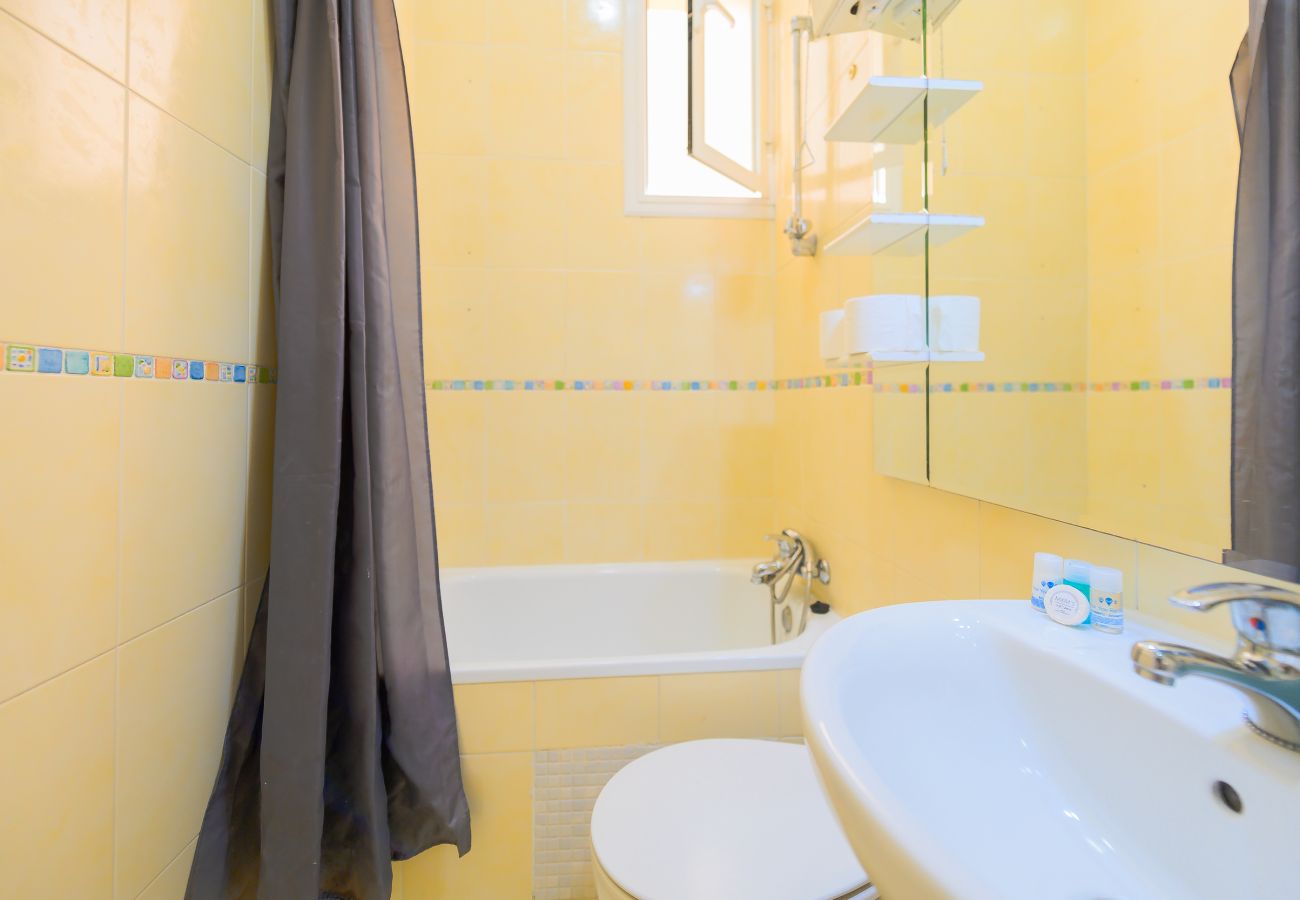 Apartment in Madrid - Spacious Family Apartment with 3 Bright Bedrooms