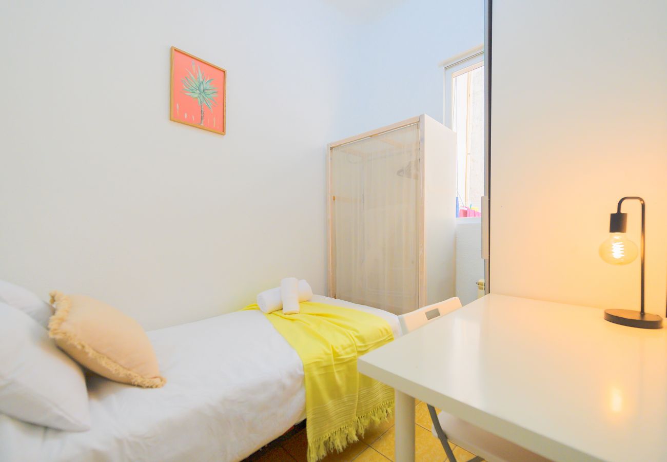 Apartment in Madrid - Spacious Family Apartment with 3 Bright Bedrooms