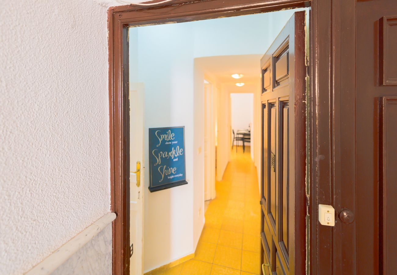 Apartment in Madrid - Spacious Family Apartment with 3 Bright Bedrooms