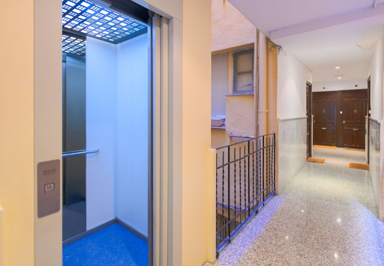 Apartment in Madrid - Spacious Family Apartment with 3 Bright Bedrooms