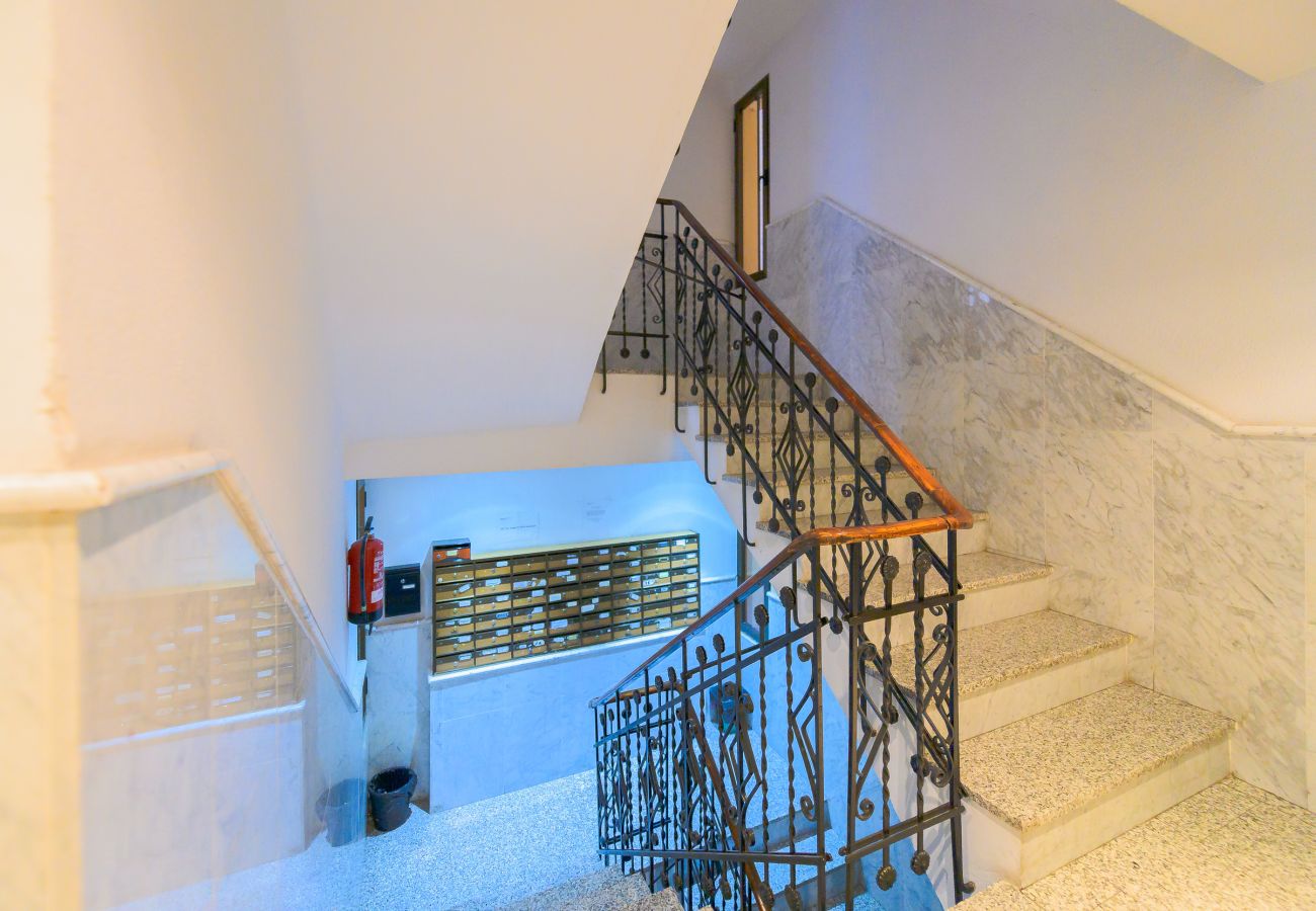 Apartment in Madrid - Spacious Family Apartment with 3 Bright Bedrooms
