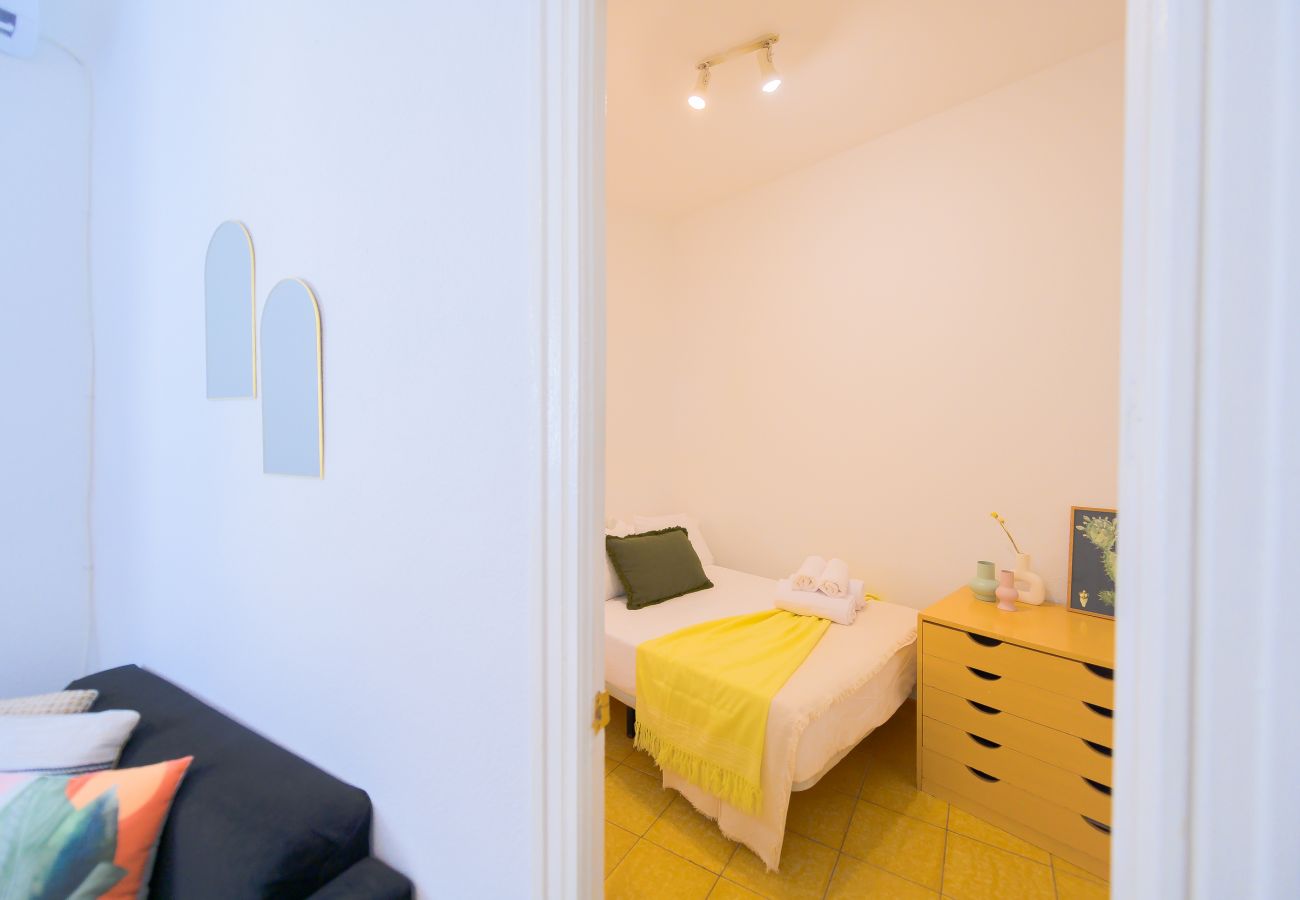 Apartment in Madrid - Spacious Family Apartment with 3 Bright Bedrooms