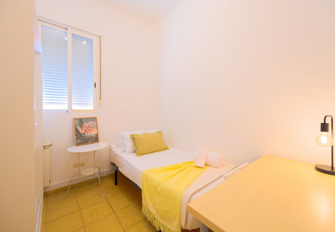 Apartment in Madrid - Spacious Family Apartment with 3 Bright Bedrooms