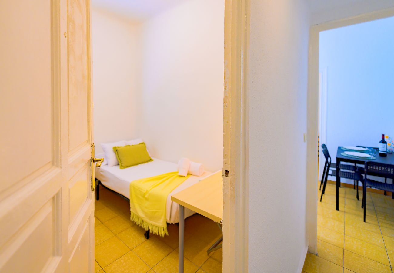 Apartment in Madrid - Spacious Family Apartment with 3 Bright Bedrooms