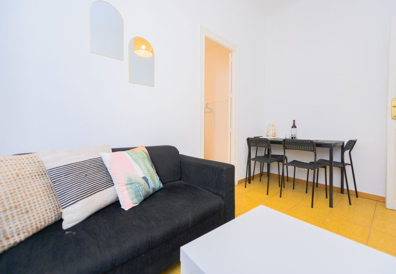 Apartment in Madrid - Spacious Family Apartment with 3 Bright Bedrooms
