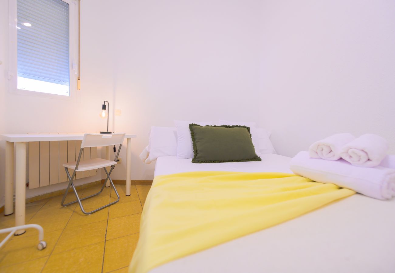 Apartment in Madrid - Spacious Family Apartment with 3 Bright Bedrooms