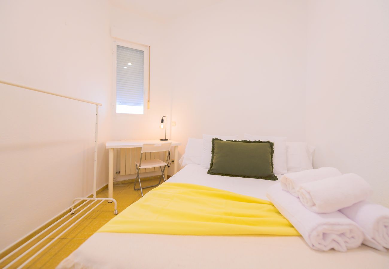 Apartment in Madrid - Spacious Family Apartment with 3 Bright Bedrooms