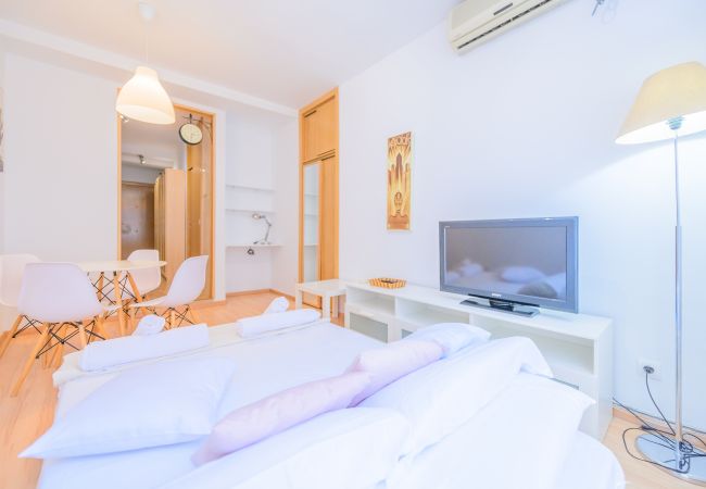 Studio in Madrid - COZY STUDY CLOSE TO FINANCE AREA AND IE