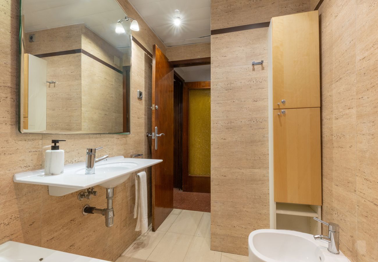 Apartment in Barcelona - Bright, large and central apartment in Barcelona