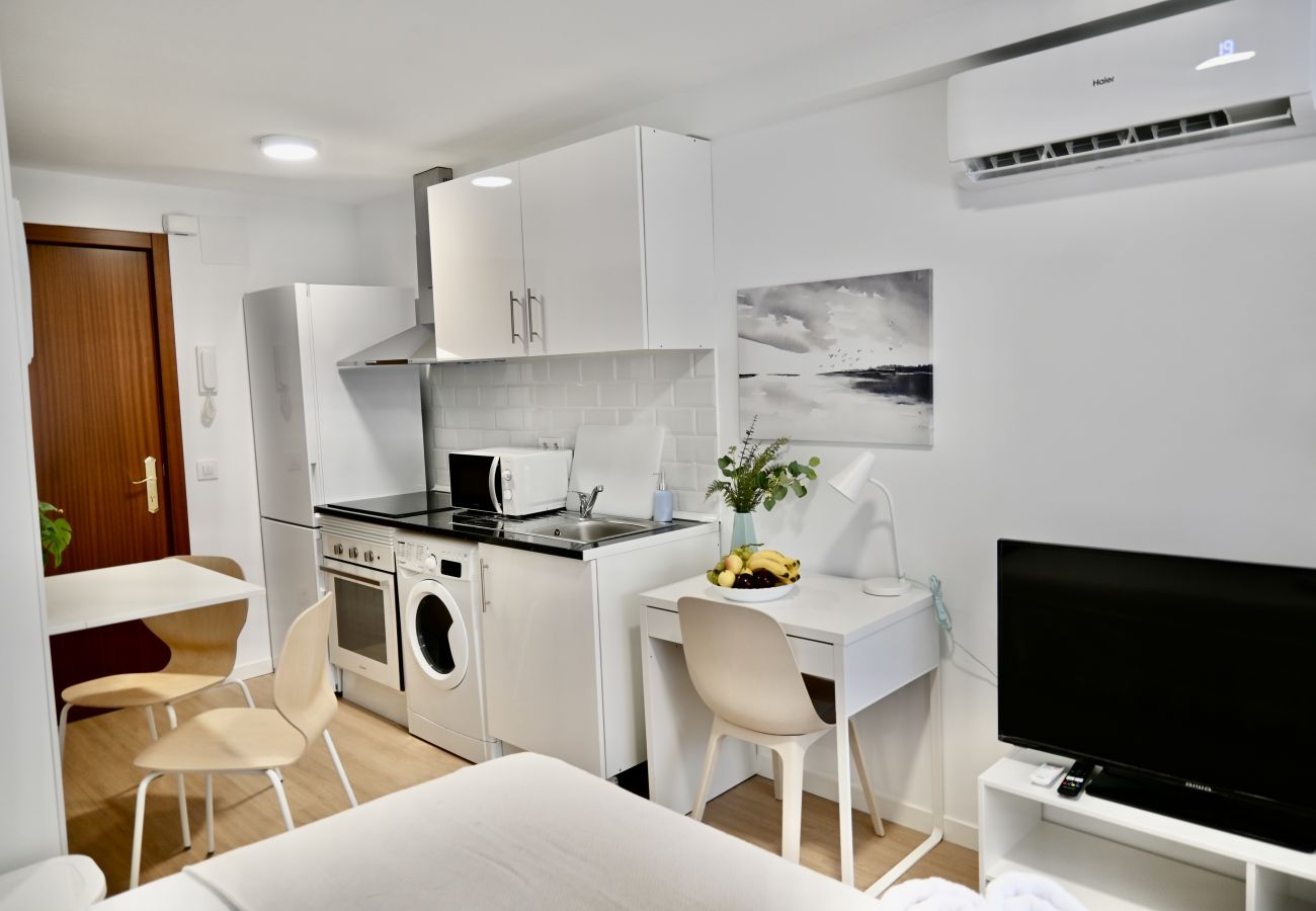 Studio in Madrid - Cozy Studio in Pasaje Virgen de la Alegría