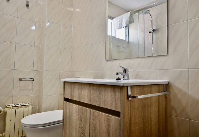 Apartment in Madrid - M (AMA1026) Vivienda de cuatro dormitorios en Arga Apartment in Madrid - M (AMA1026) Vivienda de cuatro dormitorios en Arga