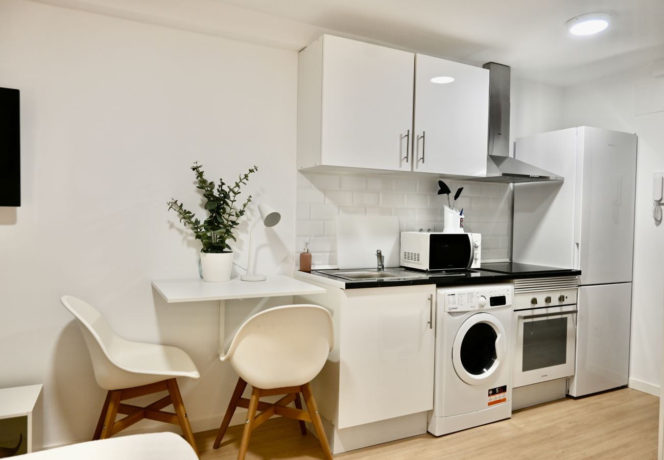 Studio in Madrid - Cozy Studio in Pasaje Virgen de la Alegría