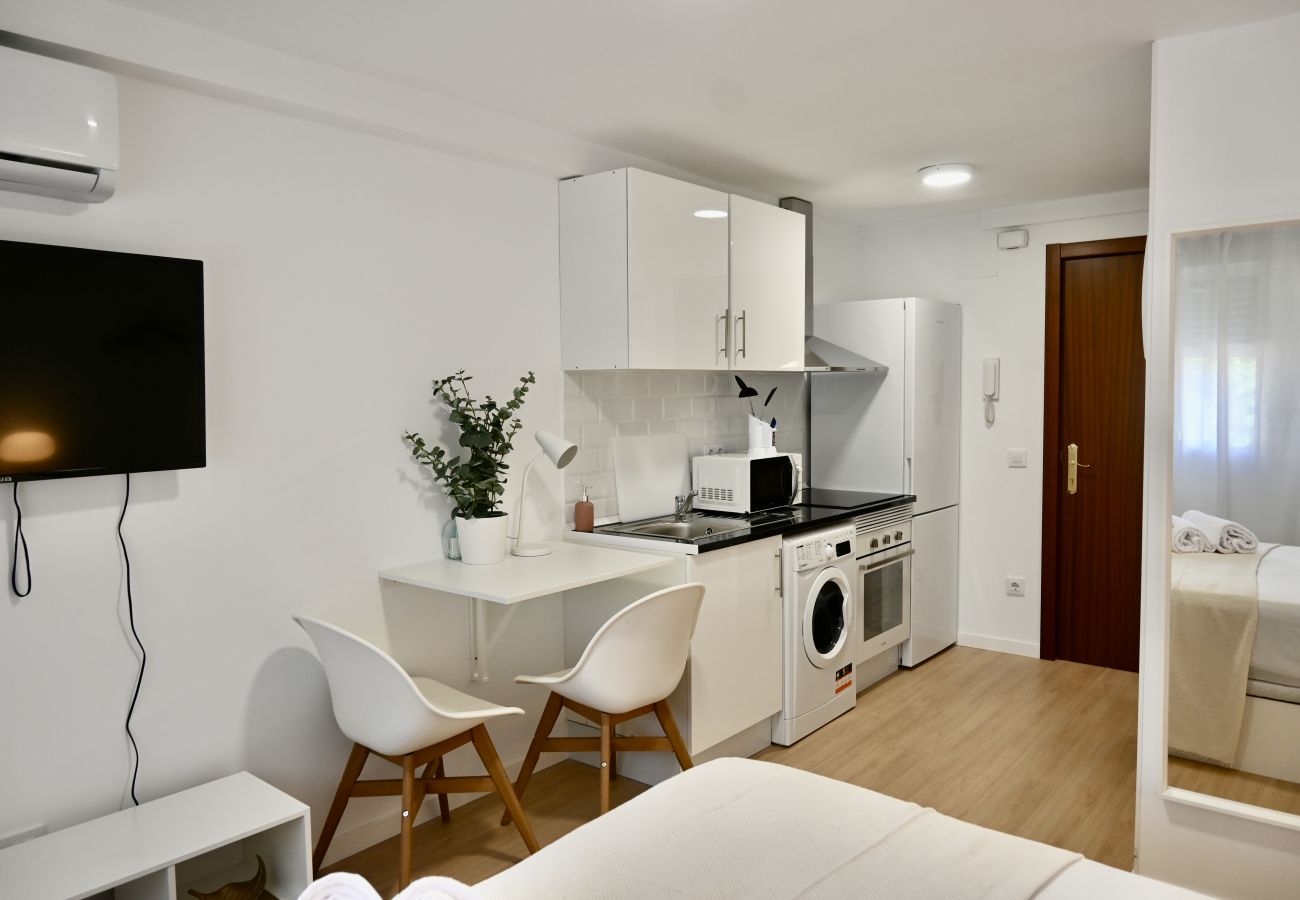 Studio in Madrid - Cozy Studio in Pasaje Virgen de la Alegría