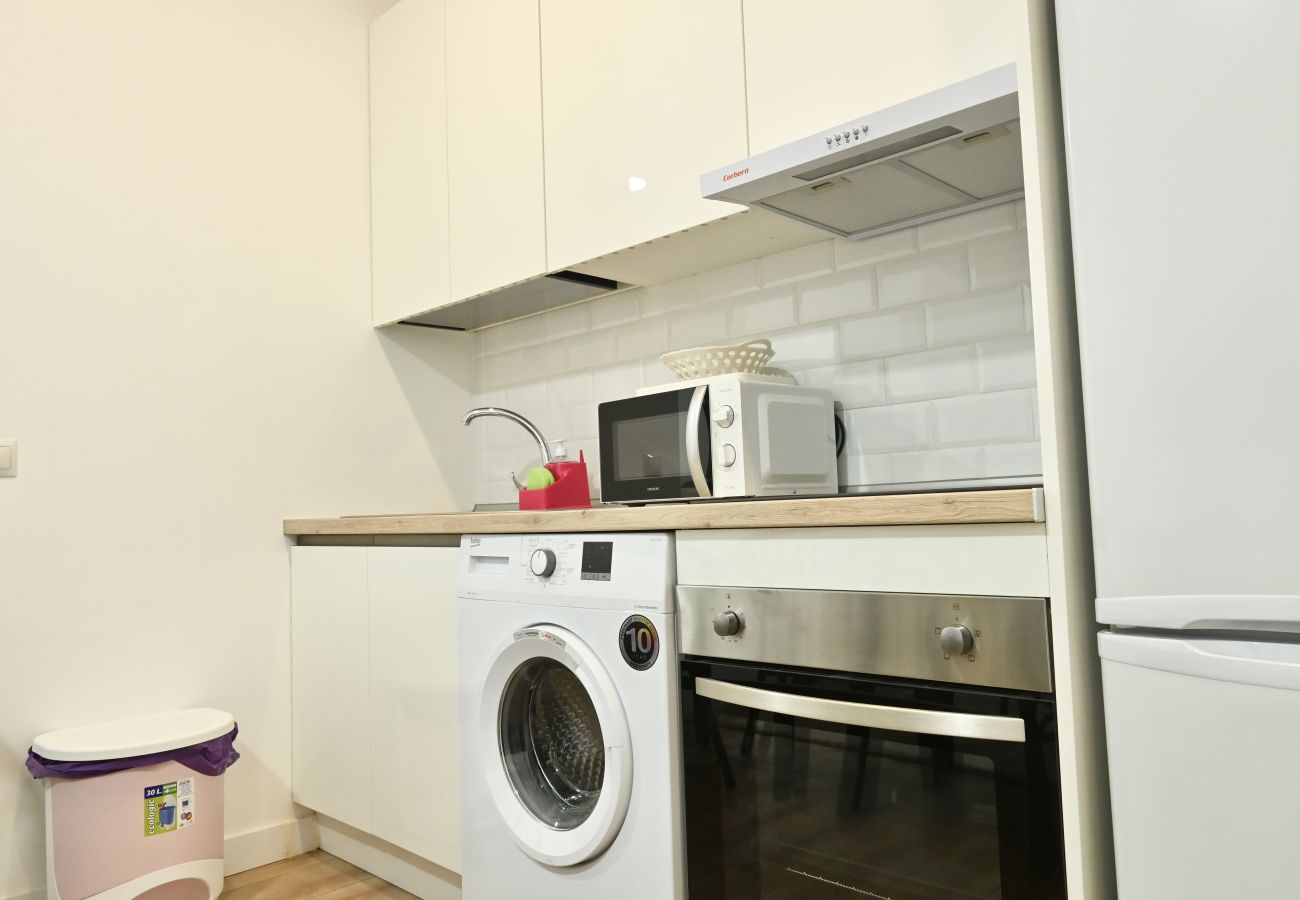 Studio in Madrid - Encantador Estudio con Cama Doble y Sofá Cama, Patio Compartido MPE35H