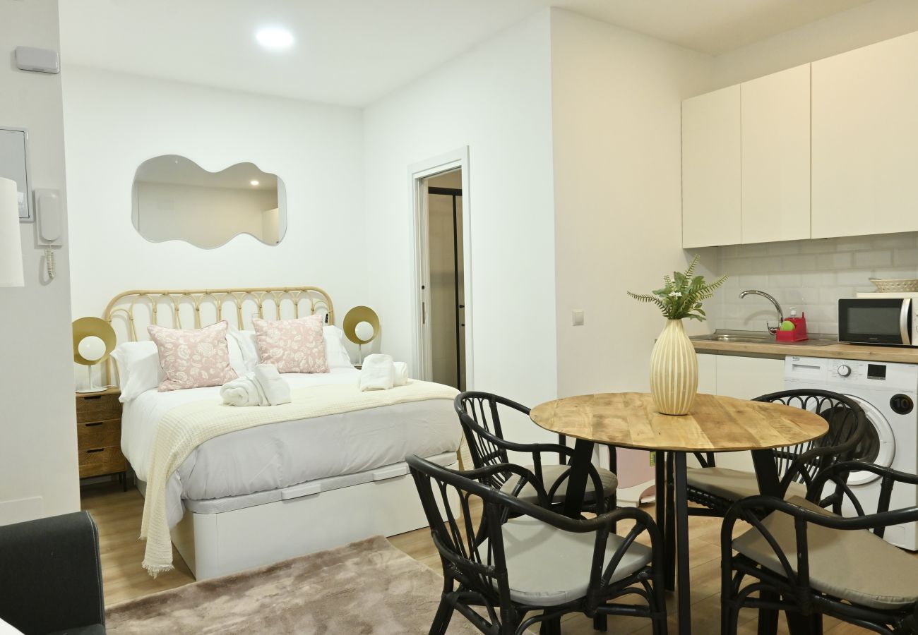 Studio in Madrid - Encantador Estudio con Cama Doble y Sofá Cama, Patio Compartido MPE35H