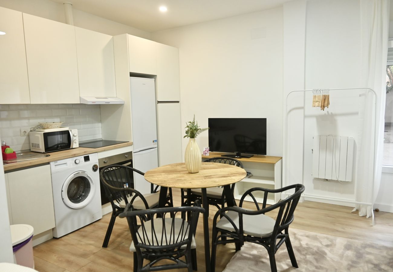Studio in Madrid - Encantador Estudio con Cama Doble y Sofá Cama, Patio Compartido MPE35H