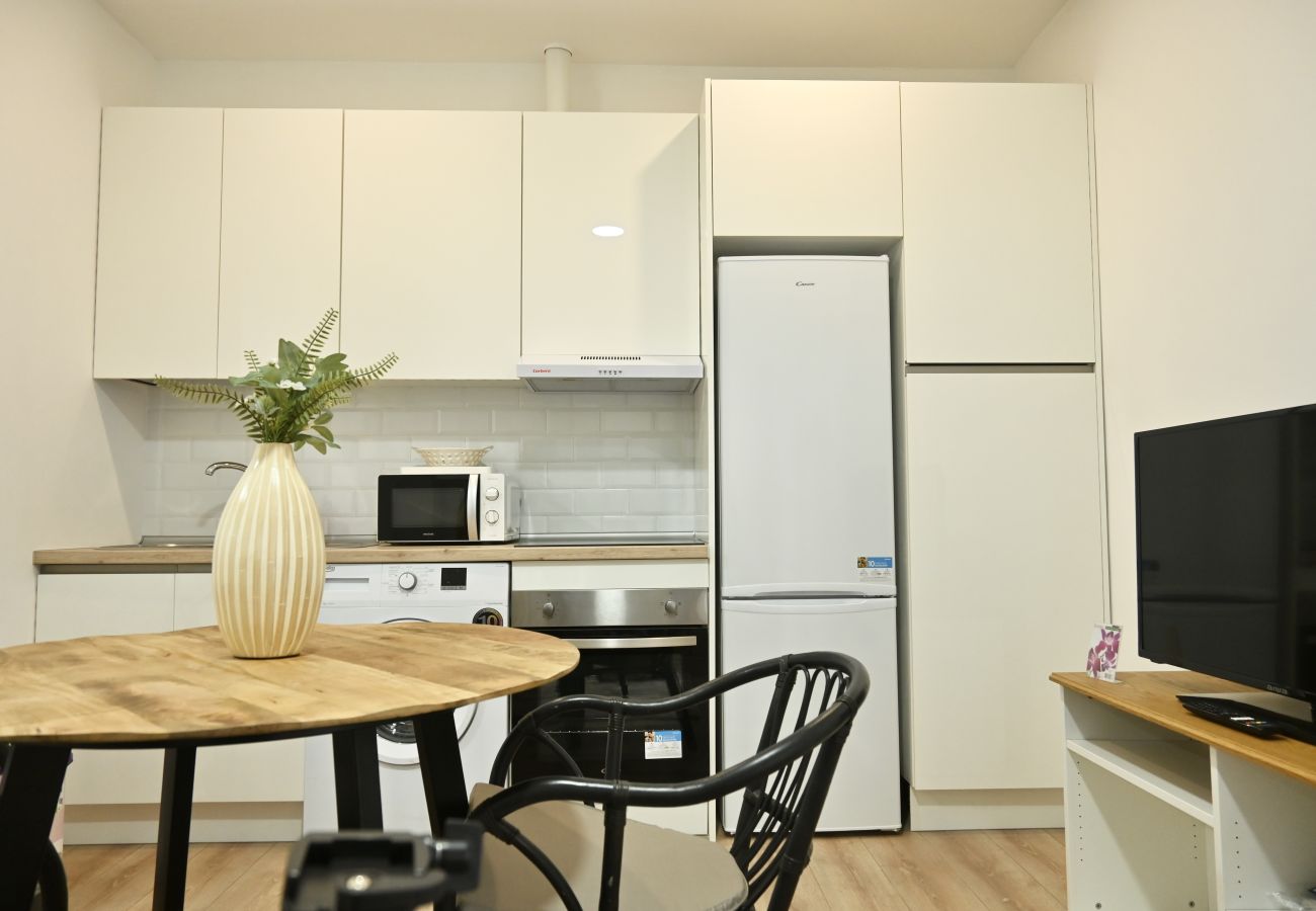 Studio in Madrid - Encantador Estudio con Cama Doble y Sofá Cama, Patio Compartido MPE35H