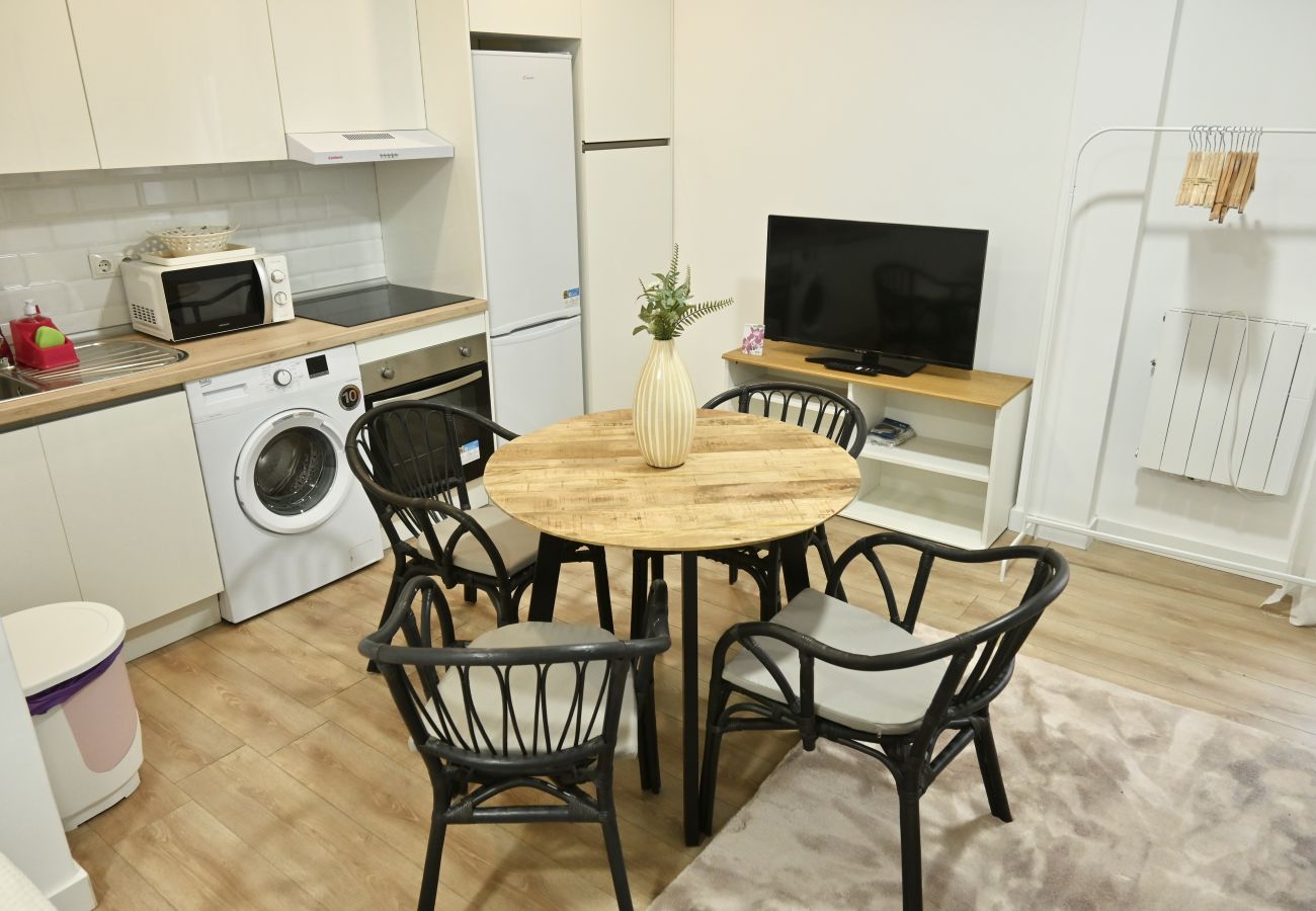 Studio in Madrid - Encantador Estudio con Cama Doble y Sofá Cama, Patio Compartido MPE35H