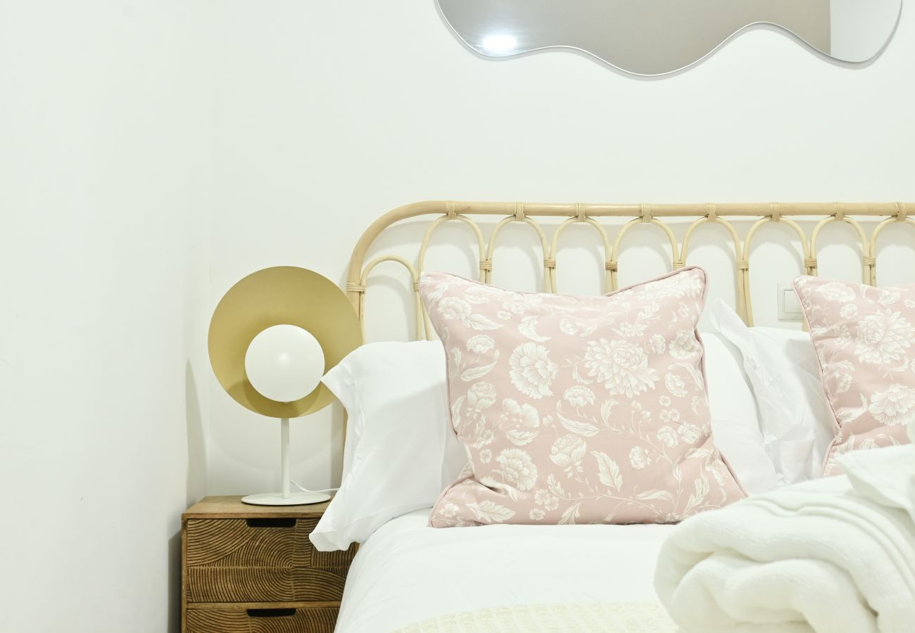 Studio in Madrid - Encantador Estudio con Cama Doble y Sofá Cama, Patio Compartido MPE35H