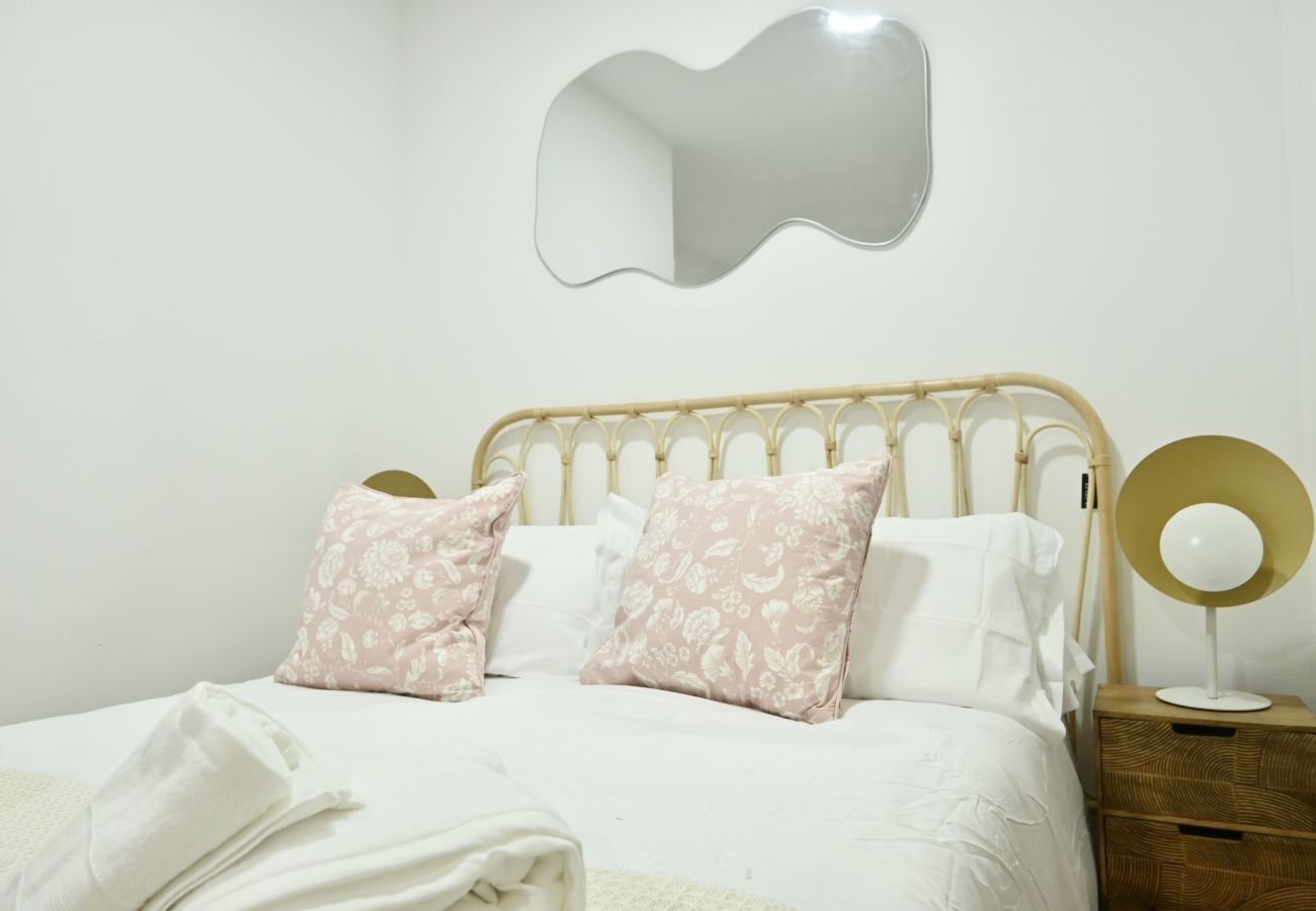 Studio in Madrid - Encantador Estudio con Cama Doble y Sofá Cama, Patio Compartido MPE35H