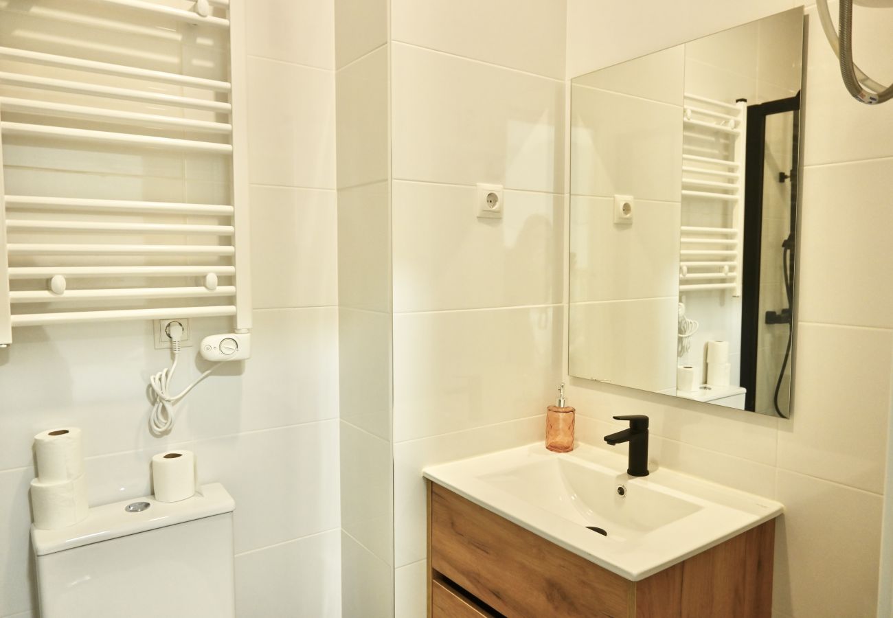 Studio in Madrid - Encantador Estudio con Cama Doble y Sofá Cama, Patio Compartido MPE35H
