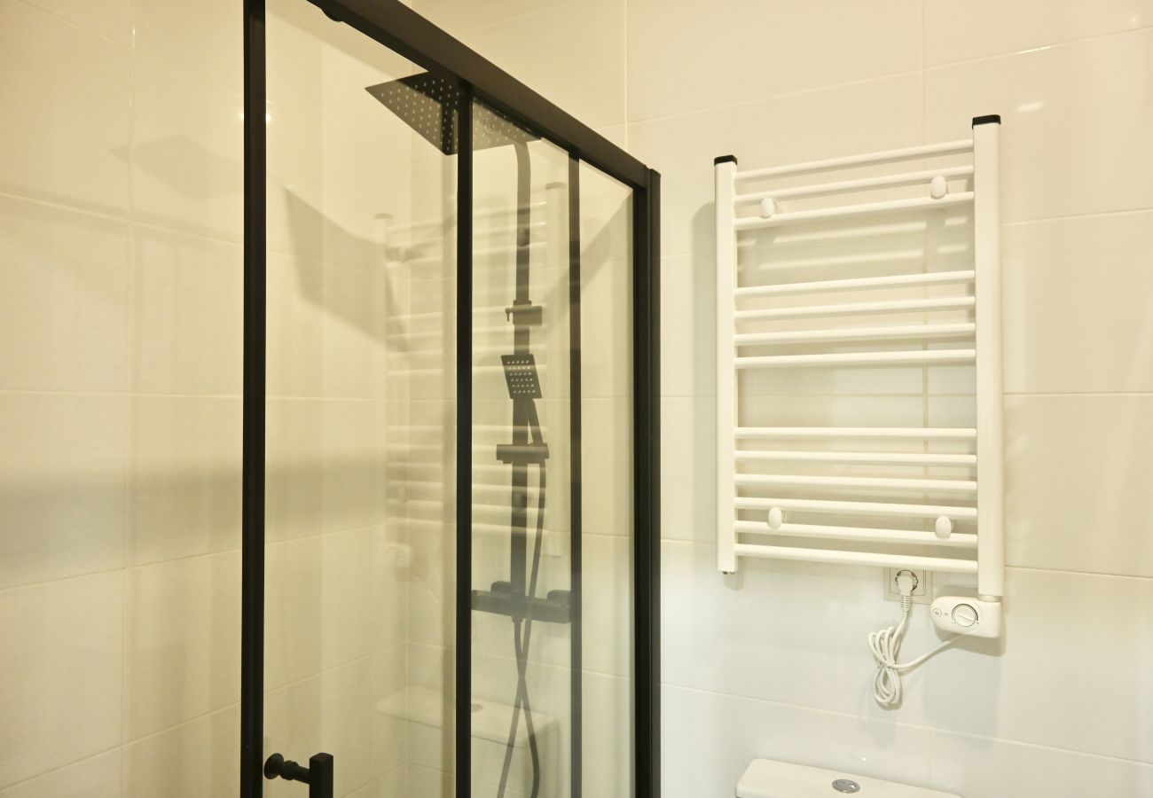 Studio in Madrid - Encantador Estudio con Cama Doble y Sofá Cama, Patio Compartido MPE35H