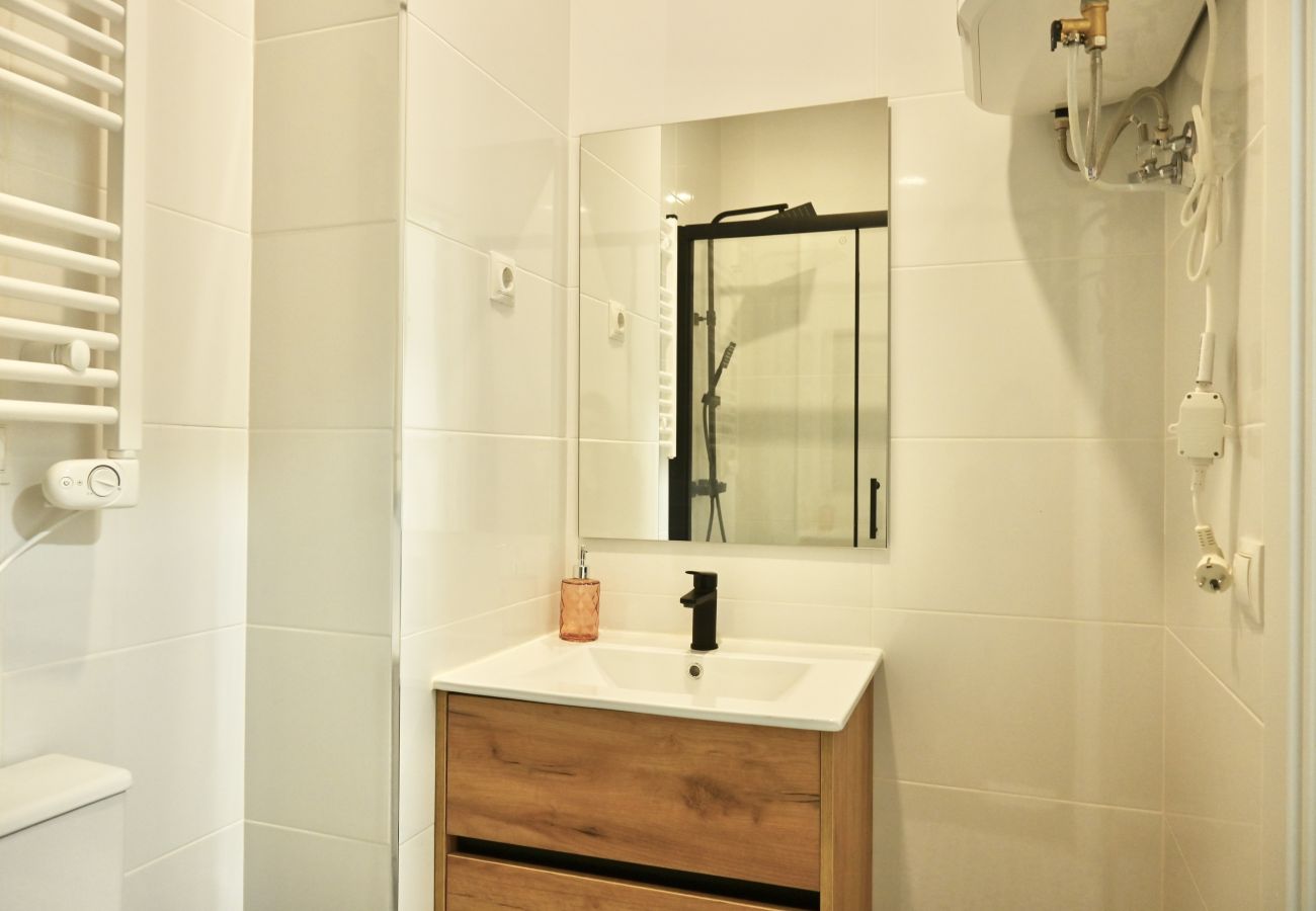Studio in Madrid - Encantador Estudio con Cama Doble y Sofá Cama, Patio Compartido MPE35H