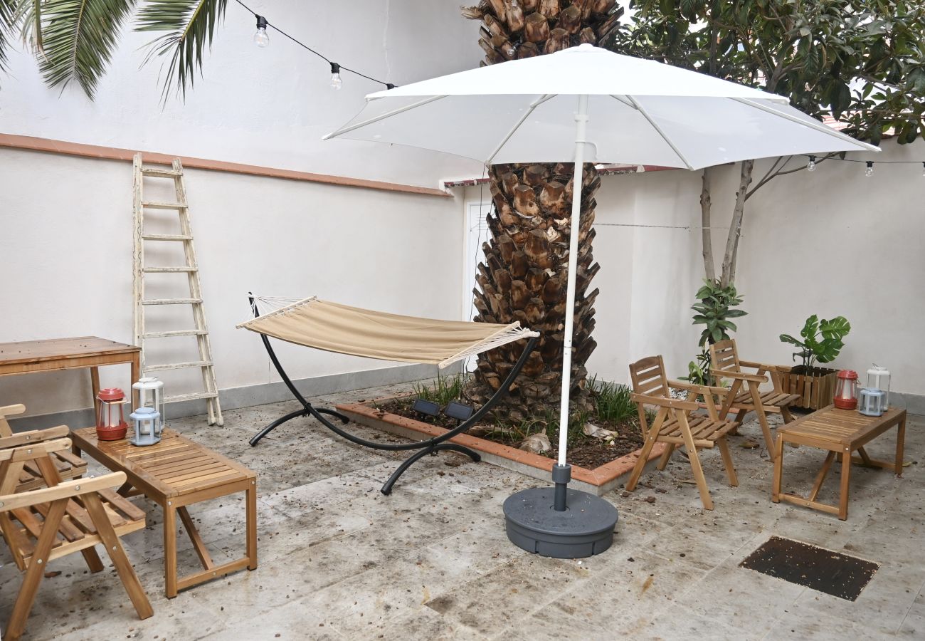Studio in Madrid - Encantador Estudio con Cama Doble y Sofá Cama, Patio Compartido MPE35H