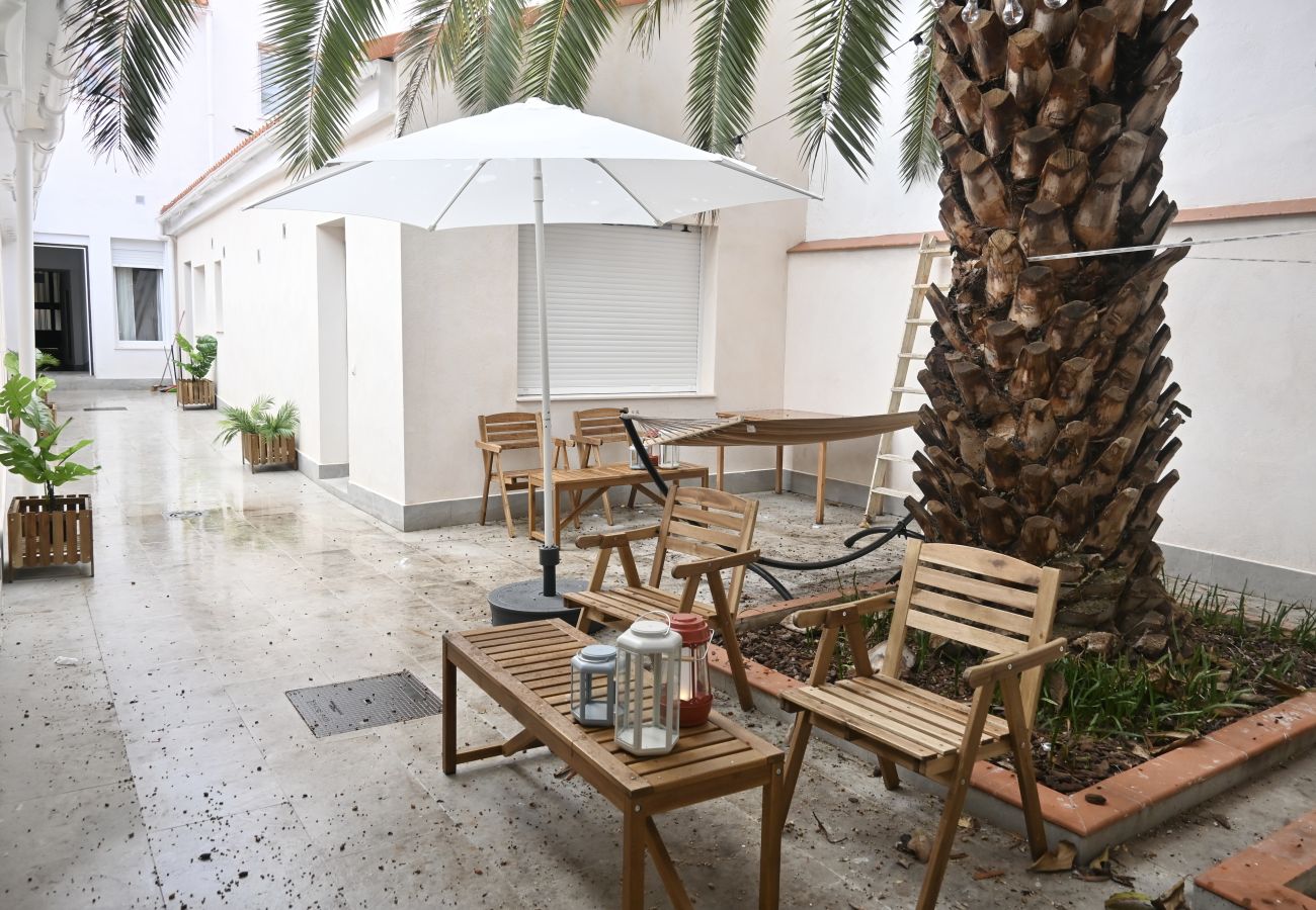 Studio in Madrid - Encantador Estudio con Cama Doble y Sofá Cama, Patio Compartido MPE35H