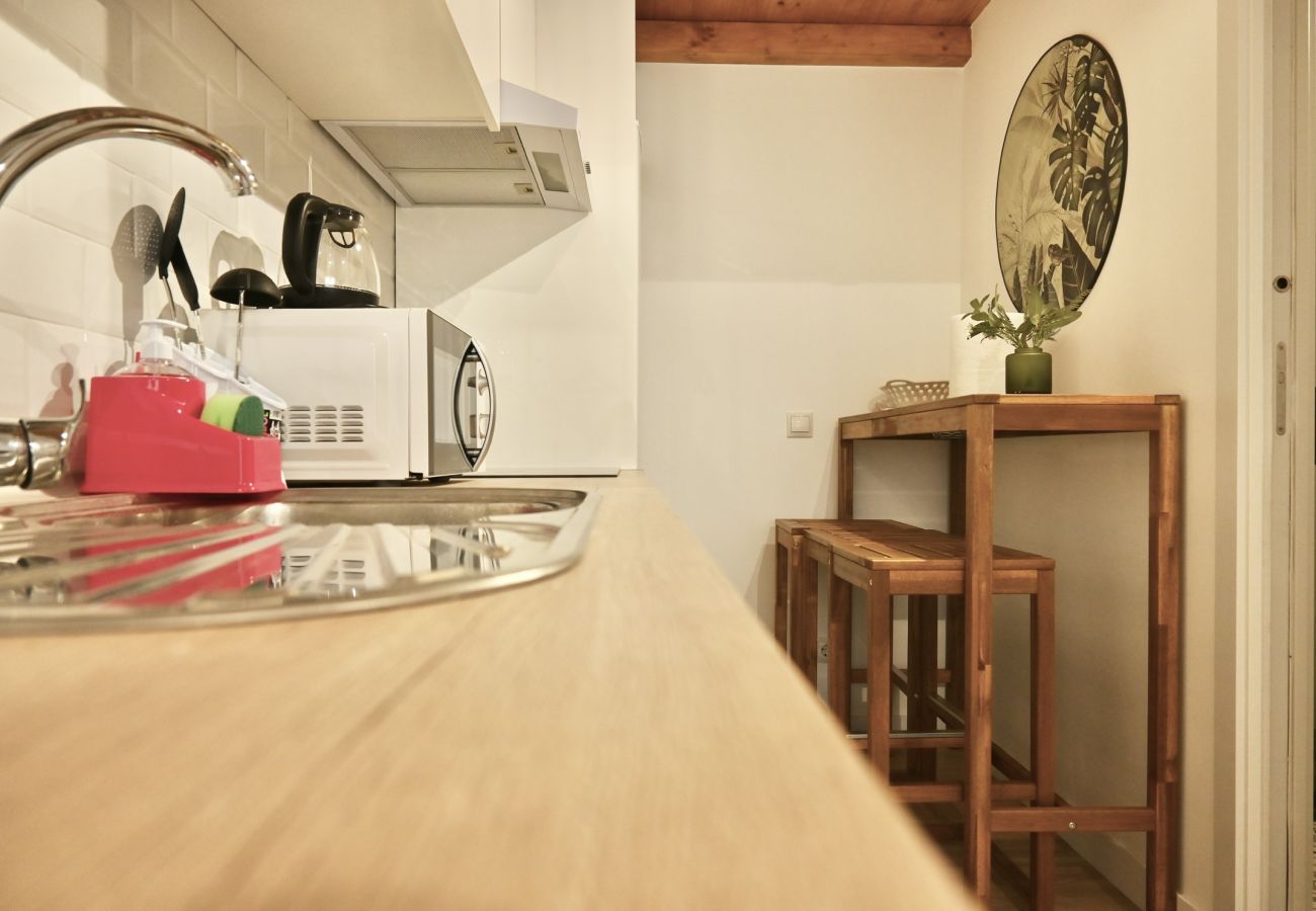 Studio in Madrid - Encantador Estudio con Cama en Mezanine y Patio Compartido MPE35F