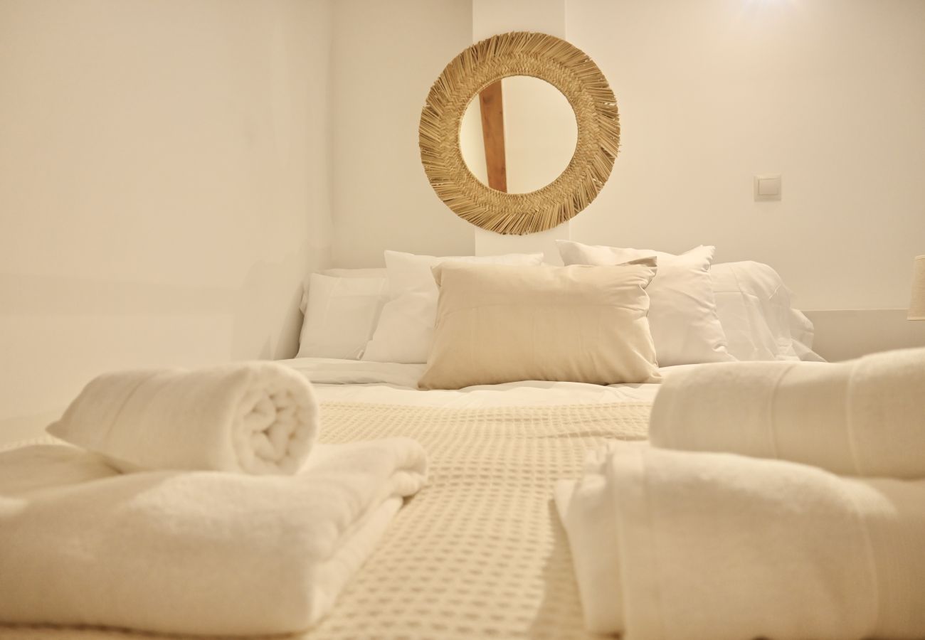 Studio in Madrid - Encantador Estudio con Cama en Mezanine y Patio Compartido MPE35F