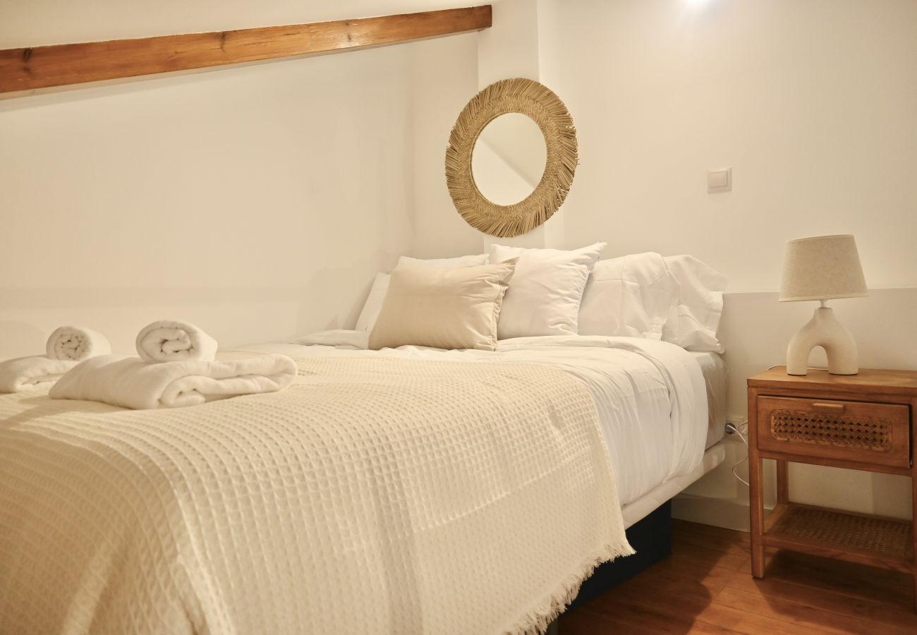 Studio in Madrid - Encantador Estudio con Cama en Mezanine y Patio Compartido MPE35F