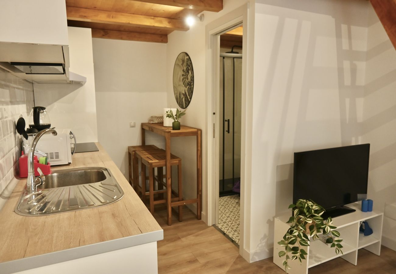 Studio in Madrid - Encantador Estudio con Cama en Mezanine y Patio Compartido MPE35F
