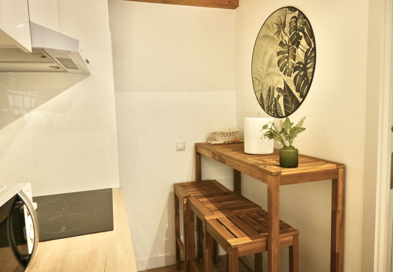 Studio in Madrid - Encantador Estudio con Cama en Mezanine y Patio Compartido MPE35F