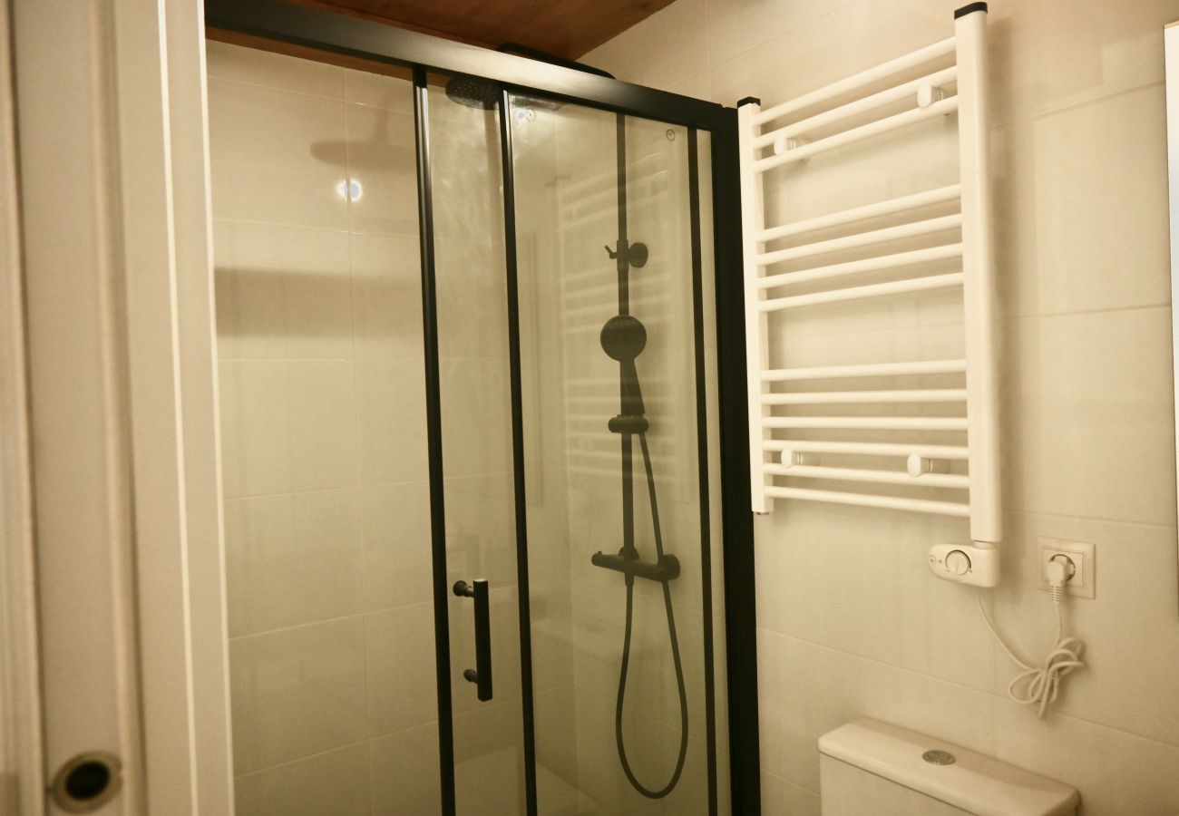 Studio in Madrid - Encantador Estudio con Cama en Mezanine y Patio Compartido MPE35F