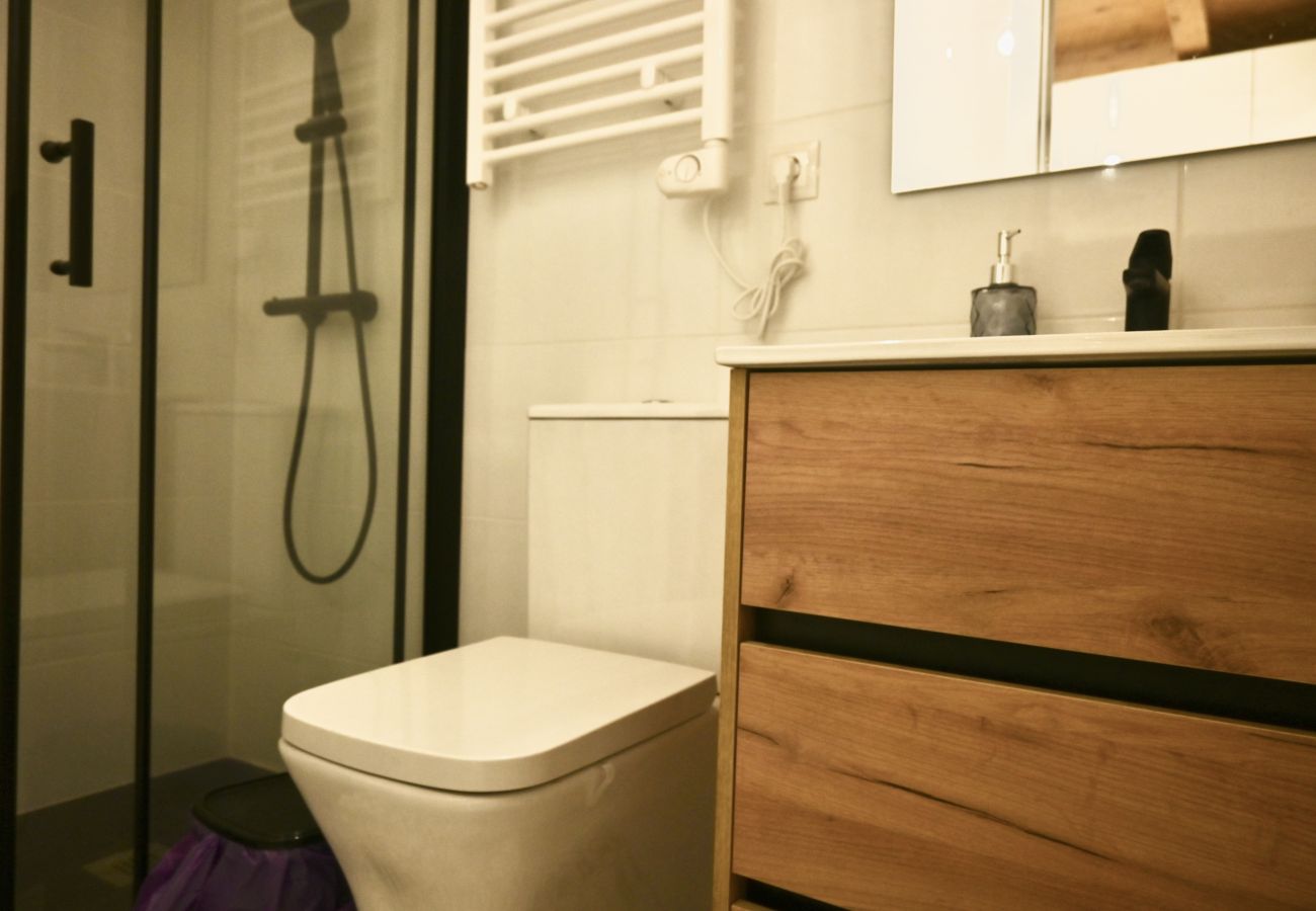 Studio in Madrid - Encantador Estudio con Cama en Mezanine y Patio Compartido MPE35F