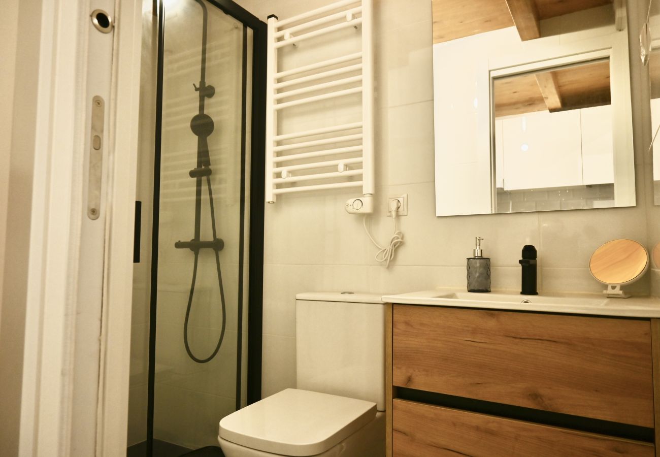 Studio in Madrid - Encantador Estudio con Cama en Mezanine y Patio Compartido MPE35F
