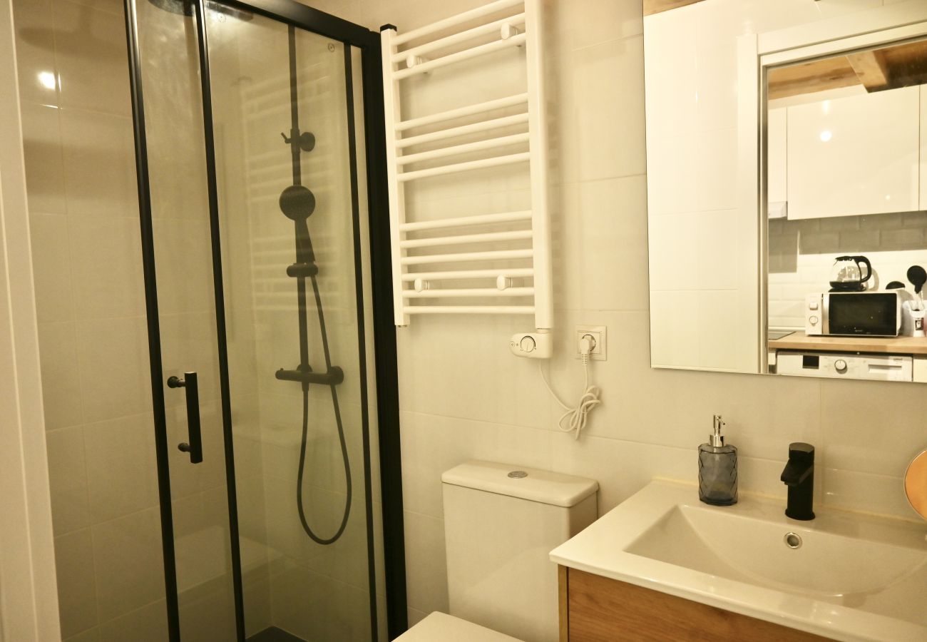 Studio in Madrid - Encantador Estudio con Cama en Mezanine y Patio Compartido MPE35F