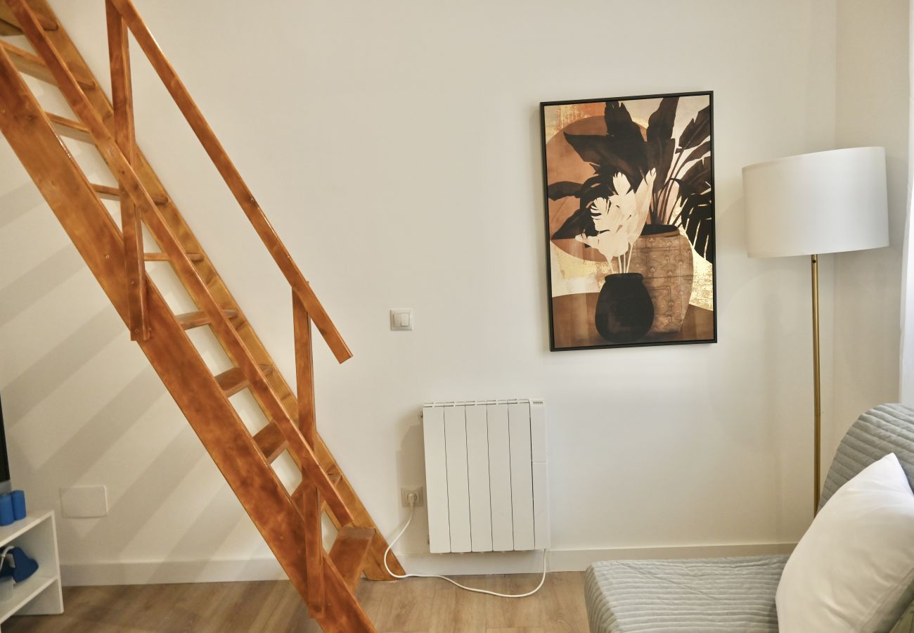 Studio in Madrid - Encantador Estudio con Cama en Mezanine y Patio Compartido MPE35F