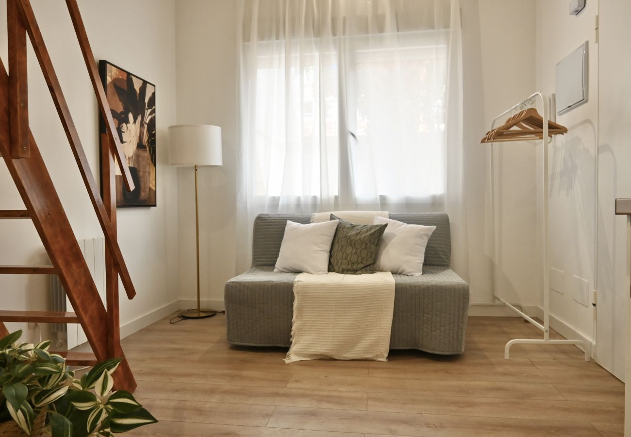Studio in Madrid - Encantador Estudio con Cama en Mezanine y Patio Compartido MPE35F