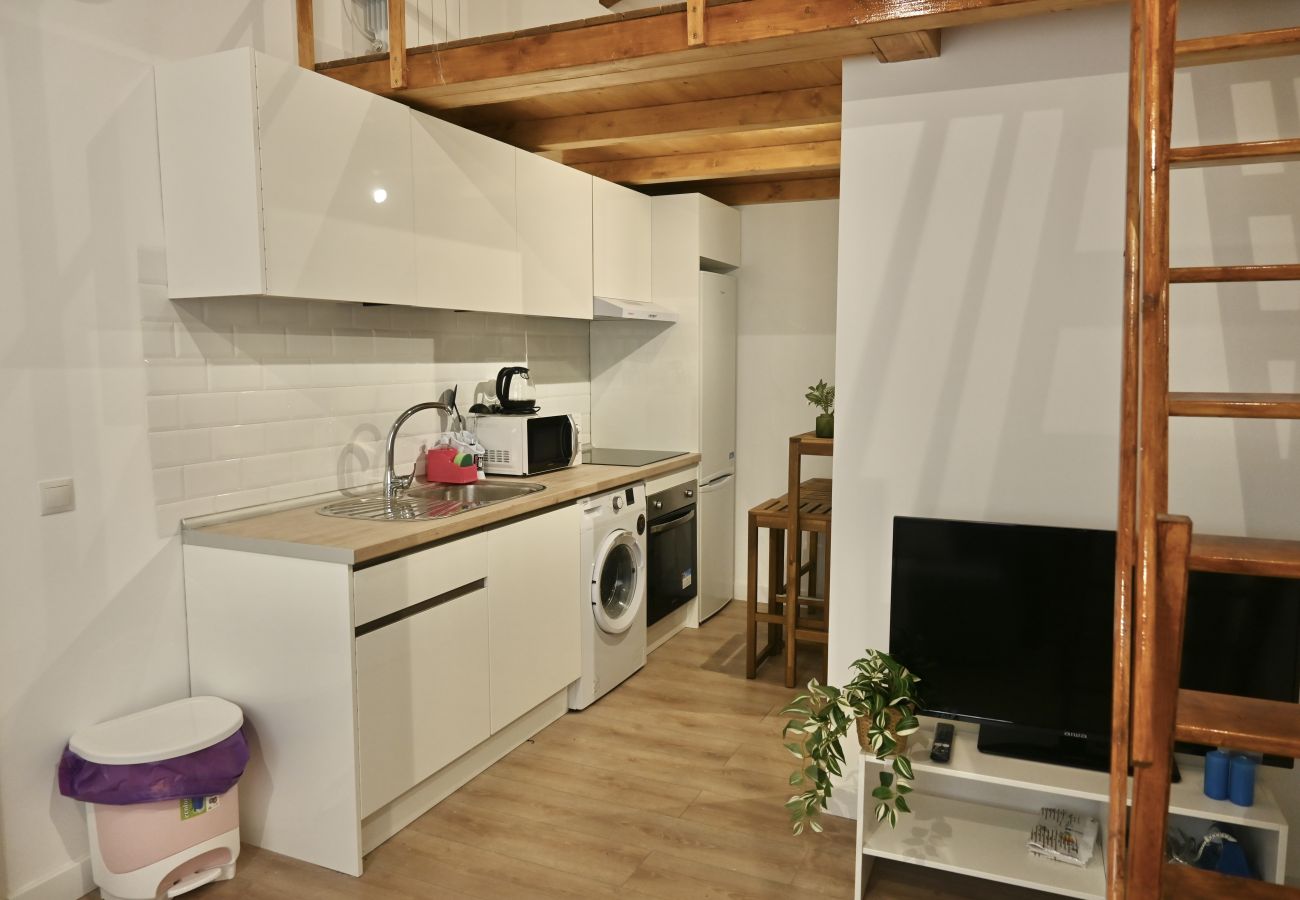 Studio in Madrid - Encantador Estudio con Cama en Mezanine y Patio Compartido MPE35F