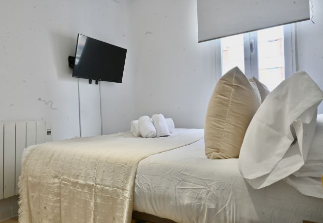 Apartment in Madrid - Moderno Apartamento de dos dormitorios y dos baños en Avenida América  CTG101