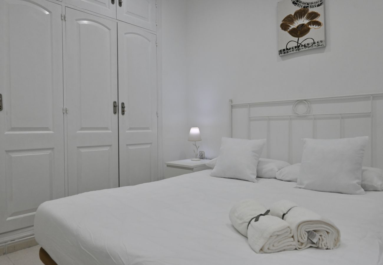 Rent by room in Madrid - Dream Room Steps from the Royal Palace of Madrid