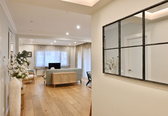 Apartment in Madrid - Exclusive Three Bedroom Apartment Steps from Plaza de Castilla