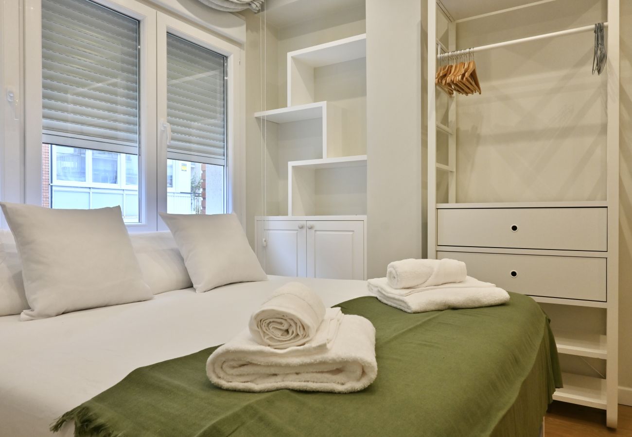 Apartment in Madrid - Exclusive Three Bedroom Apartment Steps from Plaza de Castilla