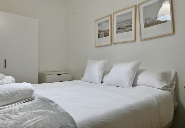 Apartment in Madrid - Four Bedroom Apartment in the Bohemian Neighborhood of Malasaña VLD13 